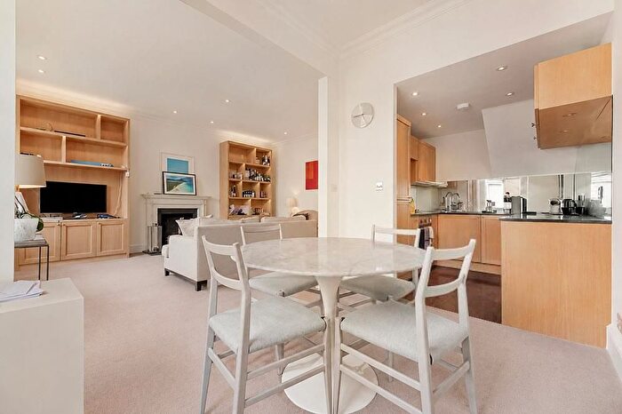 2 Bedroom Flat To Rent In Hertford Street, Mayfair, London, W1J
