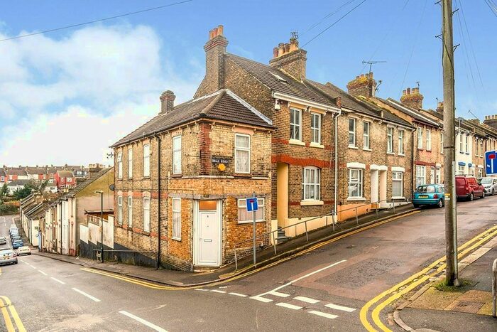 3 Bedroom End Of Terrace House To Rent In Ingle Road, Chatham, Kent, ME4