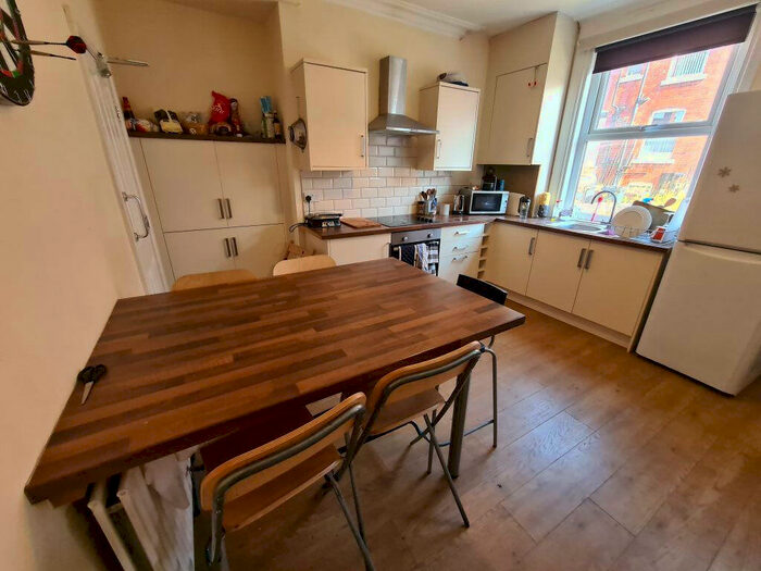 4 Bedroom House To Rent In Hessle View, Leeds, LS6