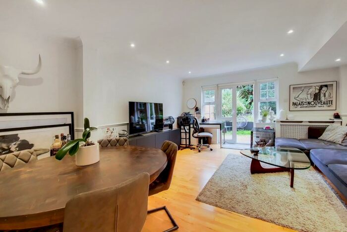 3 Bedroom House To Rent In Colenso Drive, Mill HIll, London, NW7