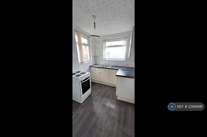 2 Bedroom Flat To Rent In Cocker Hill, Stalybridge, SK15