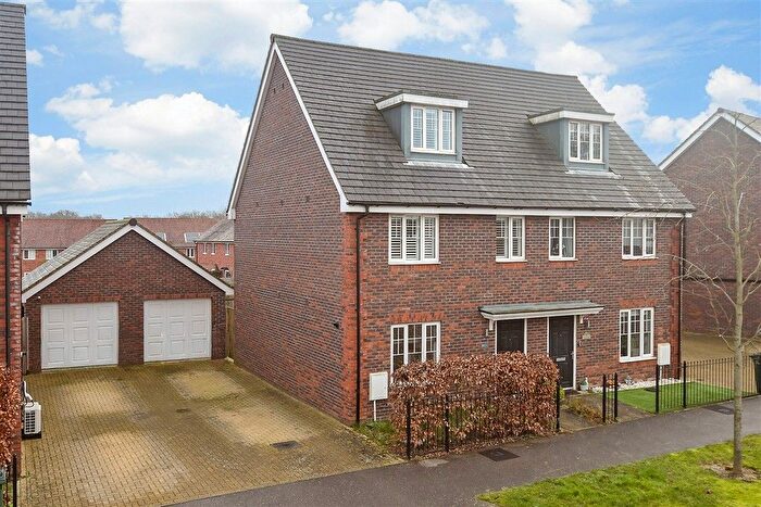 3 Bedroom Town House For Sale In Foxglove Drive, Crawley, West Sussex, RH10