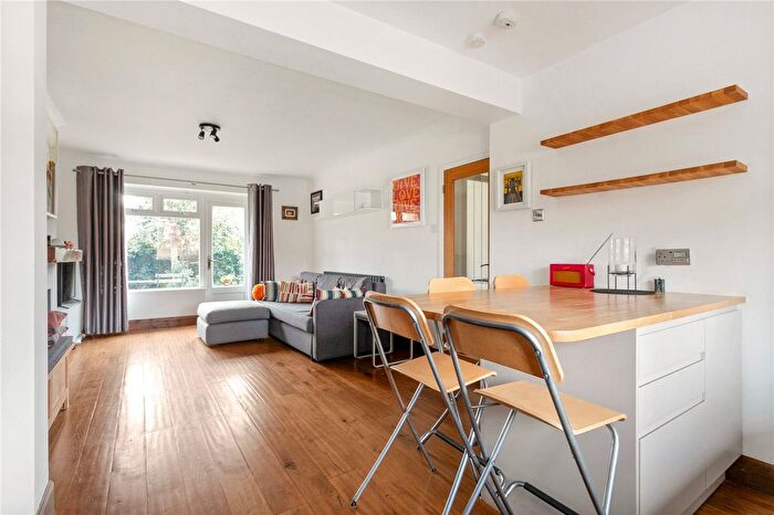 3 Bedroom Flat For Sale In Queens Drive, London, N4