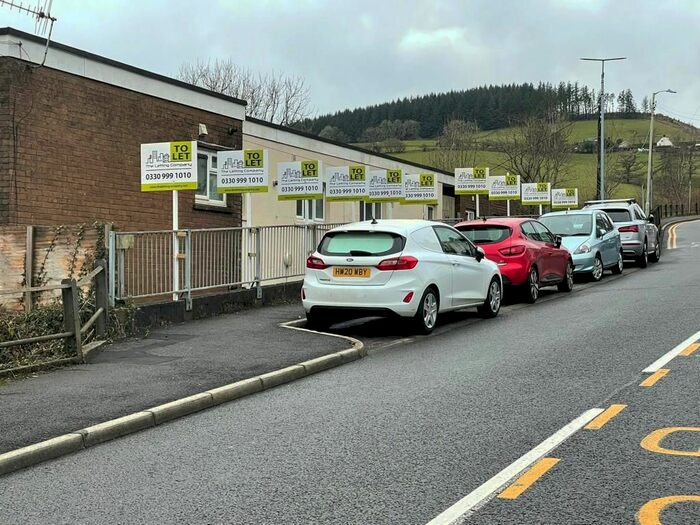 1 Bedroom Flat To Rent In Cuckoo Street, Brisgend, CF32