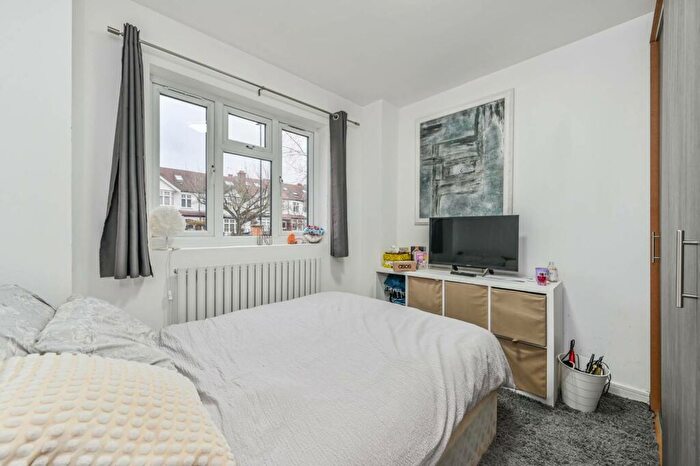 2 Bedroom Flat To Rent In Hydethorpe Road, Balham, London, SW12