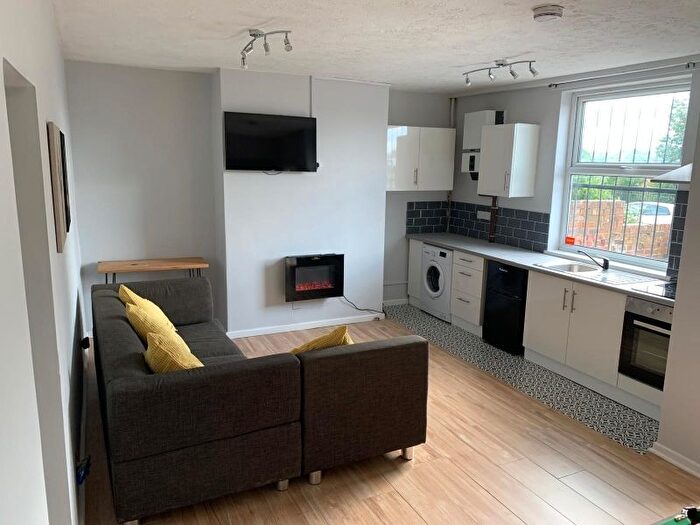 1 Bedroom Flat To Rent In Kings Road, Hyde Park, Leeds, LS6