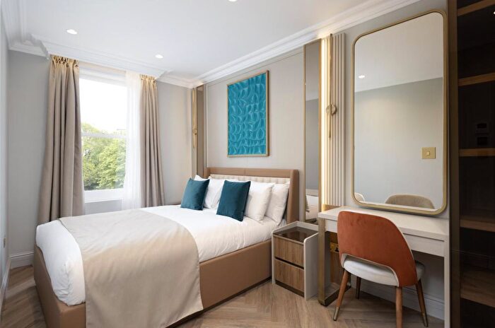 2 Bedroom Flat To Rent In Royal Crescent, Holland Park, London, W11