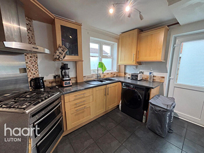 3 Bedroom Semi-Detached House To Rent In Watermead Road, Luton, LU3