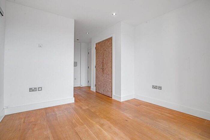 3 Bedroom Flat To Rent In Creek Road, London, SE8