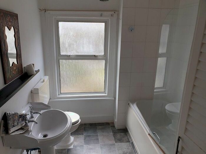 Semi-Detached House To Rent In Bynes Road, South Croydon, Surrey., CR2