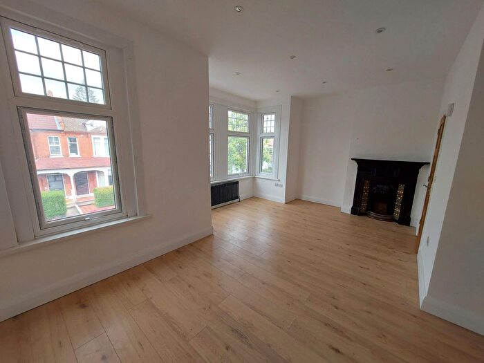 3 Bedroom Flat To Rent In Princes Avenue, London, N3