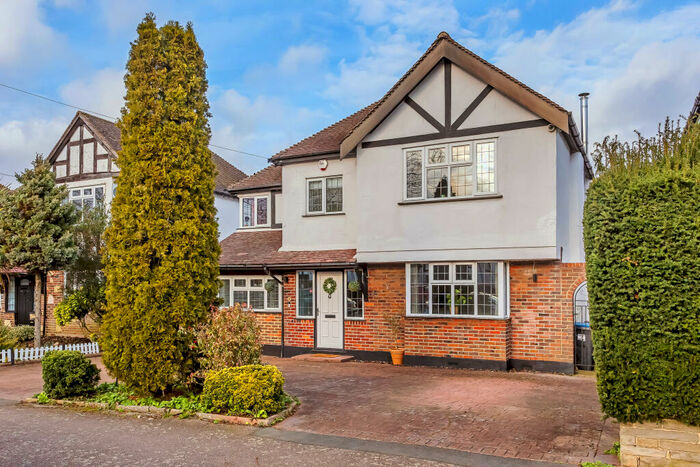 5 Bedroom Detached House For Sale In Court Avenue, Coulsdon, CR5