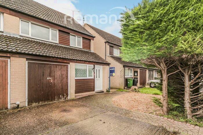 3 Bedroom Semi-Detached House To Rent In Evergreen Drive, Calcot, RG31