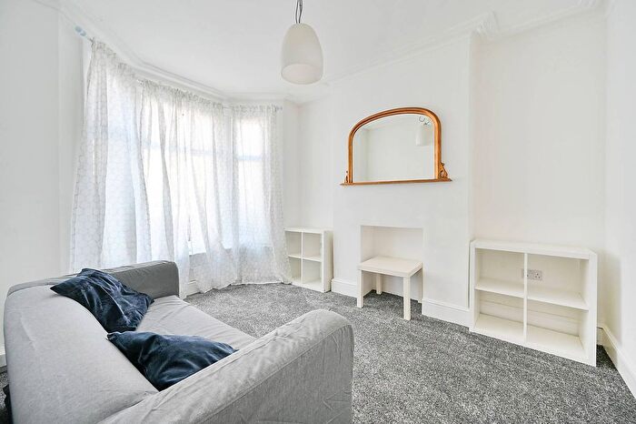 1 Bedroom Flat To Rent In Petersfield Road, Acton, London, W3