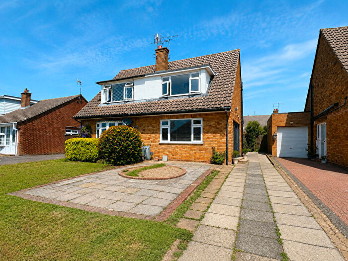 3 Bedroom Semi Detached House For Sale In The Bramleys, Rochford, SS4