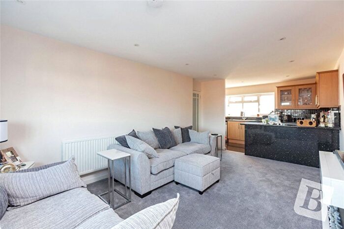 2 Bedroom Flat To Rent In Alderney Gardens, Wickford, Essex, SS11