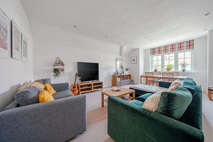 3 Bedroom Flat For Sale In Downleaze, Bristol, BS9