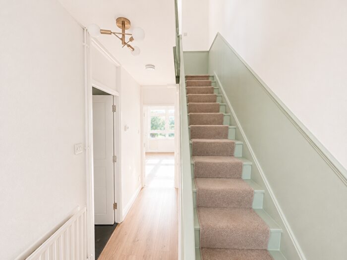 2 Bedroom Flat To Rent In Canterbury Crescent, London, SW9