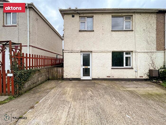 3 Bedroom End Of Terrace House For Sale In Mountain View, Pwllypant, Caerphilly, CF83