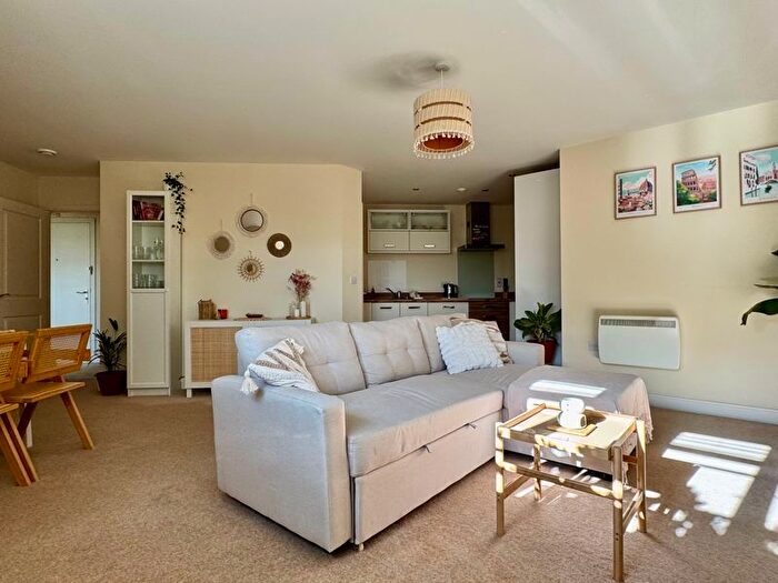 1 Bedroom Flat For Sale In Wallis Square, Farnborough, GU14