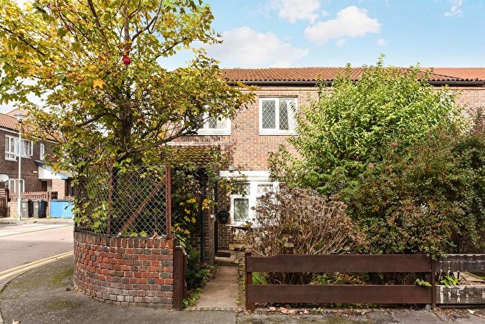 3 Bedroom End Of Terrace House For Sale In Pownall Road, London, E8