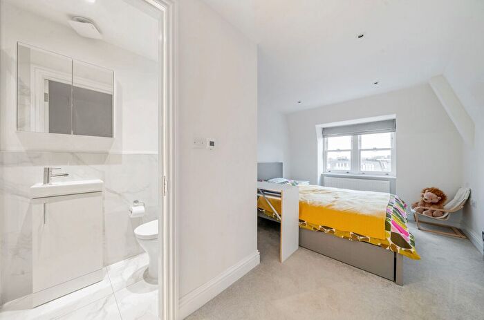 3 Bedroom Flat For Sale In Askew Road, London, W12