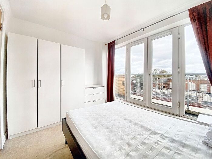 3 Bedroom Flat To Rent In High Street, Uxbridge, UB8