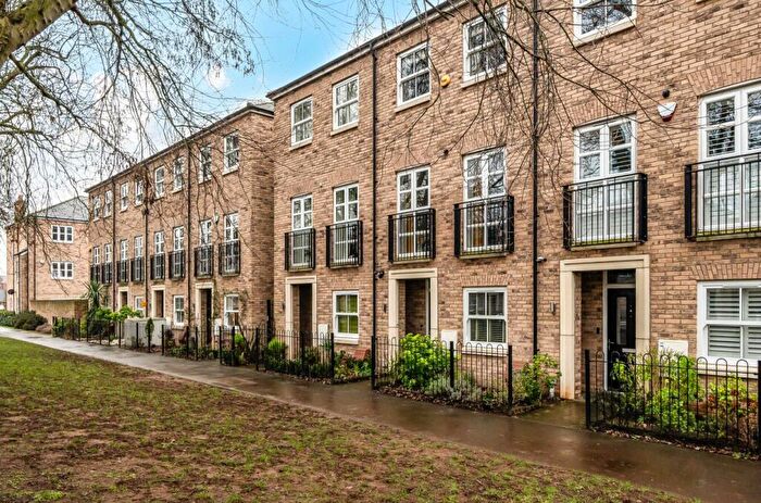 3 Bedroom Town House To Rent In Lovegrove Way, London, N20