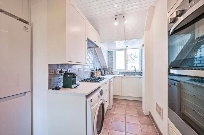 2 Bedroom Flat To Rent In Ingham Road, West Hampstead, London, NW6