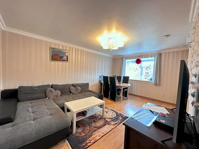 2 Bedroom Flat To Rent In Evergreen Way, Hayes, UB3