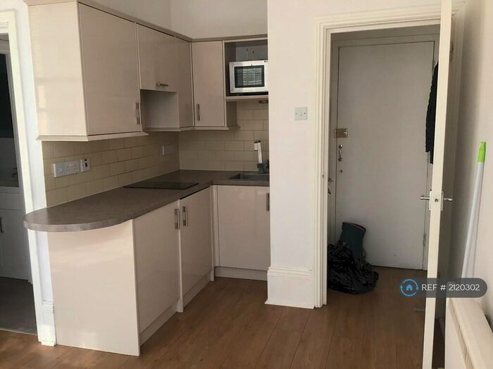 Studio To Rent In Oriental Place, Brighton, BN1