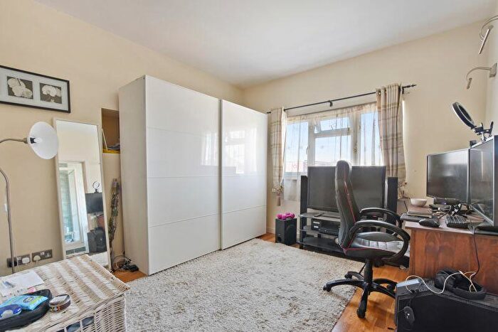 5 Bedroom Semi-Detached House For Sale In Headstone Gardens, Harrow, HA2