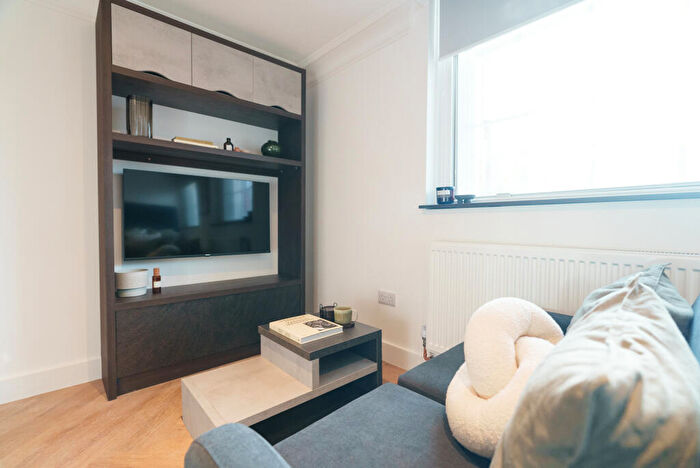 Apartment To Rent In Apt, - Cookridge Street #, LS2