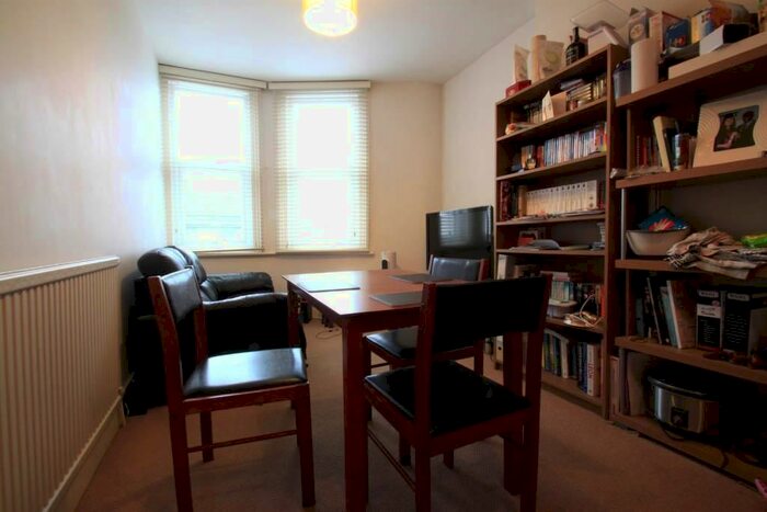 2 Bedroom Flat To Rent In High Road, London, N12