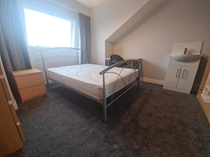 4 Bedroom House To Rent In Knowle Mount, Leeds, LS4