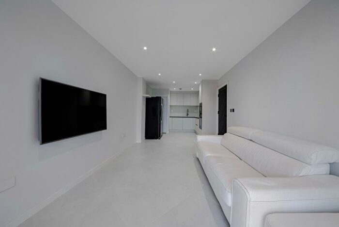 2 Bedroom Flat To Rent In City Tower, Limeharbour, London, E14