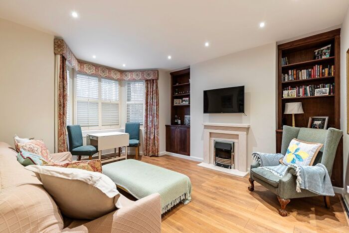 2 Bedroom Flat To Rent In Basement Flat, Redcliffe Garden, London, Sw G, London, SW10