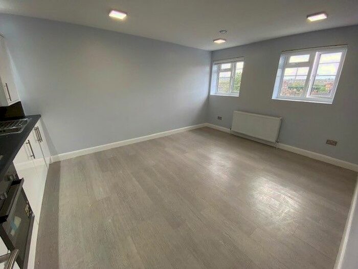 2 Bedroom Flat To Rent In Avington Court, Old Kent Road, Bermondsy, London, SE1