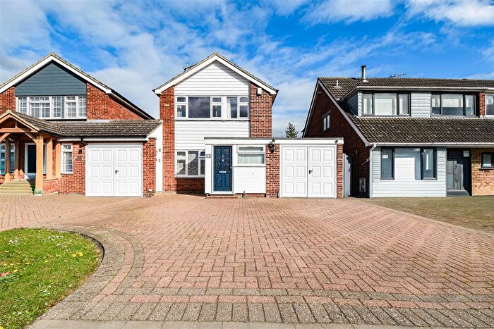 3 Bedroom Link Detached House For Sale In Woollard Way, Blackmore, Ingatestone, CM4