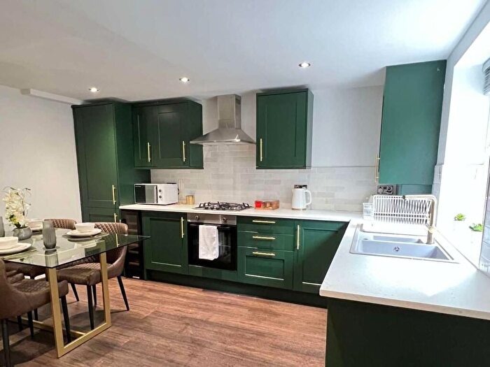 2 Bedroom Flat To Rent In Old Malden Lane, Worcester Park, KT4