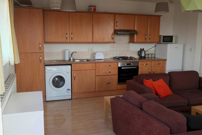 3 Bedroom Flat To Rent In High Road, Leyton, E10