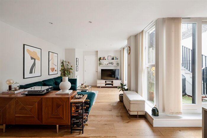 3 Bedroom Flat For Sale In Queensdown Road, Hackney, E5