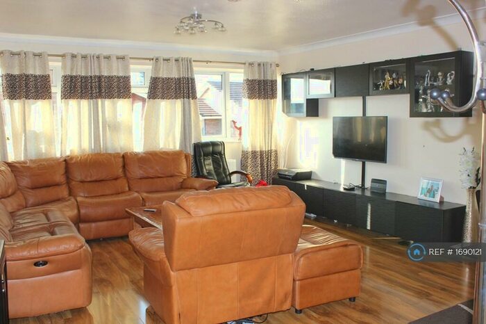 2 Bedroom Flat To Rent In Christchurch Park, Sutton, SM2