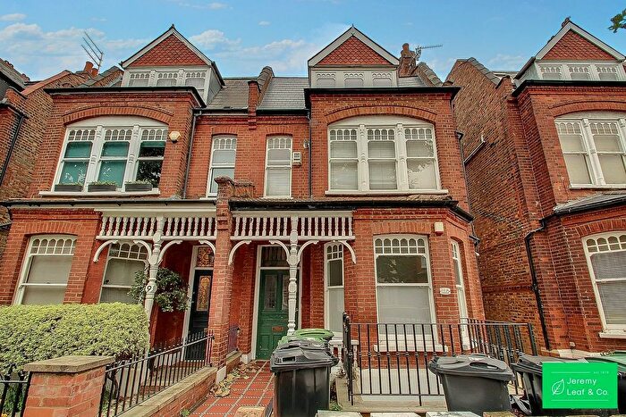 4 Bedroom Maisonette For Sale In Kings Avenue, London, N10