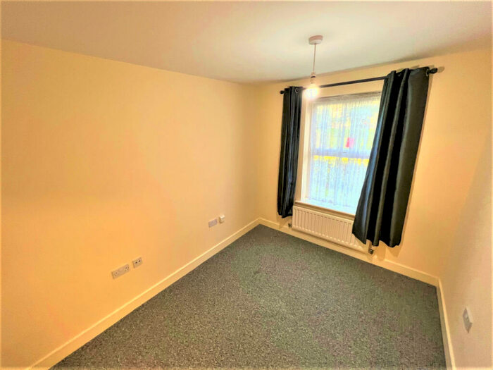 2 Bedroom Flat To Rent In Bed Bath Modern Flat In Romford, RM1