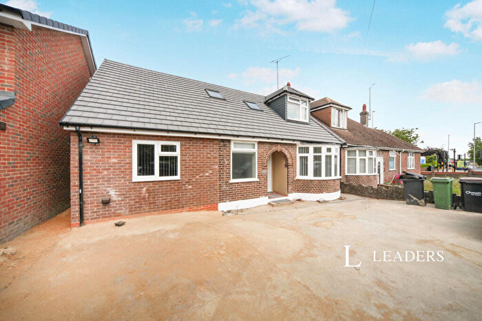 4 Bedroom Bungalow To Rent In Dunstable Road -, LU4