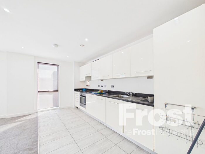 2 Bedroom Flat To Rent In Railway Terrace, Slough, Berkshire, SL2