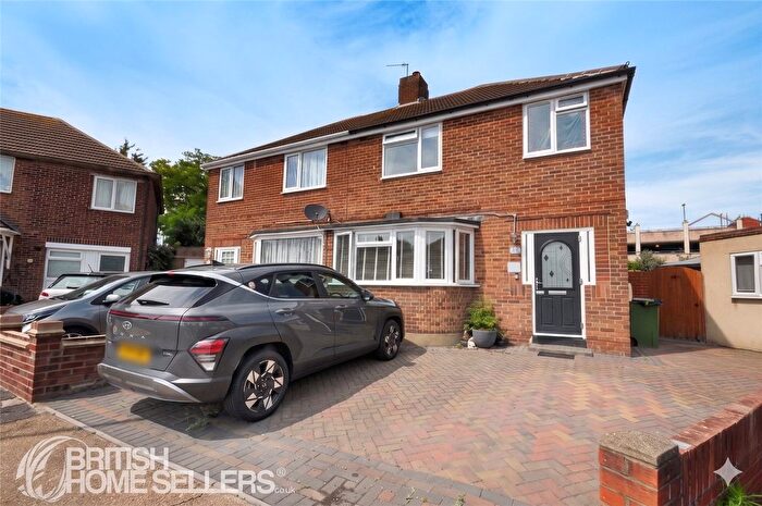 3 Bedroom Semi-Detached House For Sale In Lynsted Close, Bexleyheath, DA6