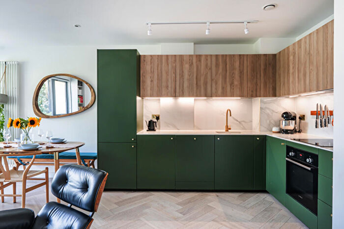 2 Bedroom Flat For Sale In Cross Lane, London, N8