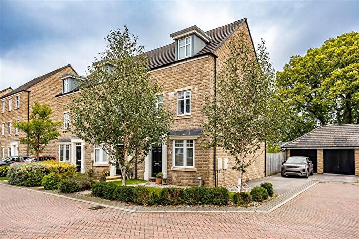 4 Bedroom Terraced House For Sale In St. Matthews Close, Lightcliffe, Halifax, HX3